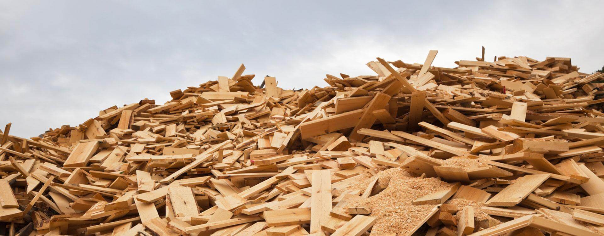 góra odpadów drzewnych